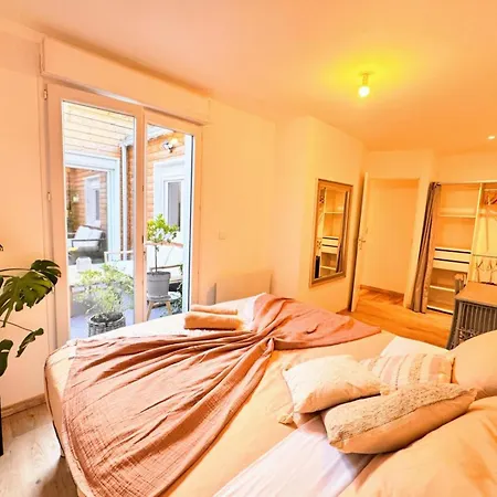 Semesterbostad Maison Langevin 2-bedroom House With Cozy Garden & Patio