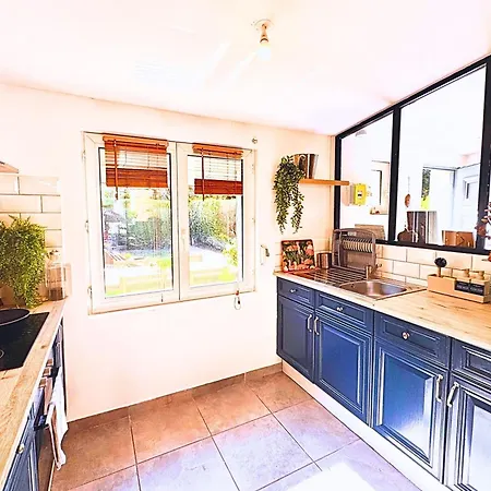 Semesterbostad Maison Langevin 2-bedroom House With Cozy Garden & Patio