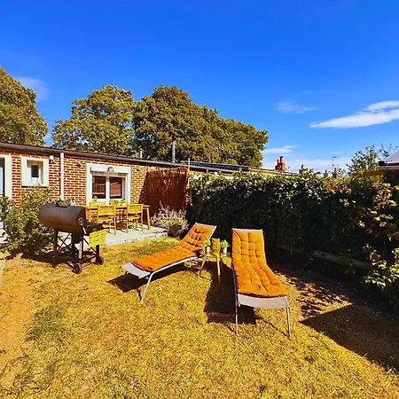 Maison Langevin 2-bedroom House With Cozy Garden & Patio Semesterbostad *