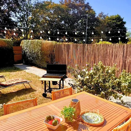 Maison Langevin 2-bedroom House With Cozy Garden & Patio Semesterbostad