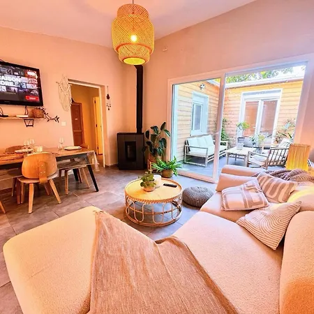 Maison Langevin 2-bedroom House With Cozy Garden & Patio Semesterbostad