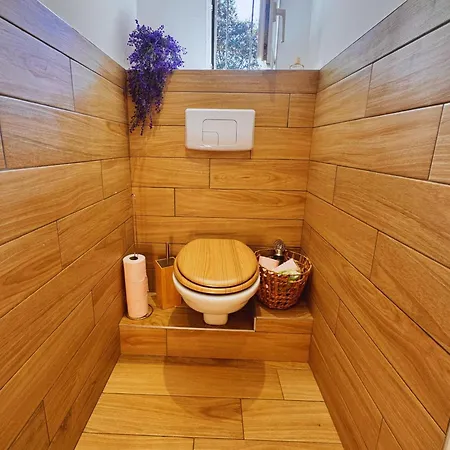 Maison Langevin 2-bedroom House With Cozy Garden & Patio Semesterbostad