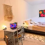 Casa vacanze Maison Langevin 2-bedroom House With Cozy Garden & Patio Lilla