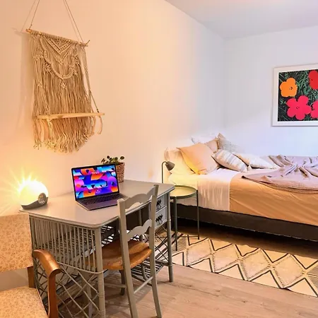 Дом отдыха Maison Langevin 2-bedroom House With Cozy Garden & Patio Лилль