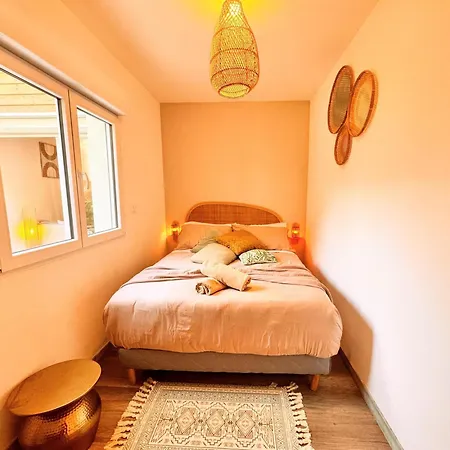 Дом отдыха Maison Langevin 2-bedroom House With Cozy Garden & Patio *